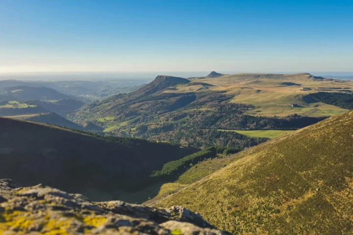 Auvergne en famille : volcans, lacs et grands espaces à portée d’enfant