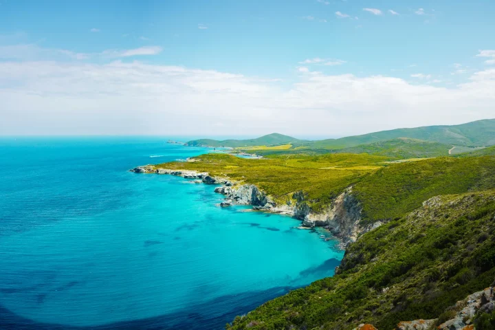 Corse en famille : choisir une région sans passer ses vacances en voiture