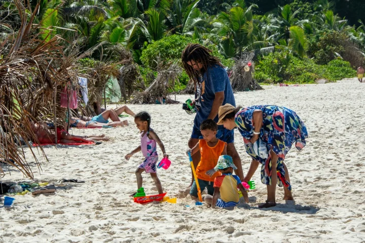 Où partir en août en famille: destinations, chaleur et budget