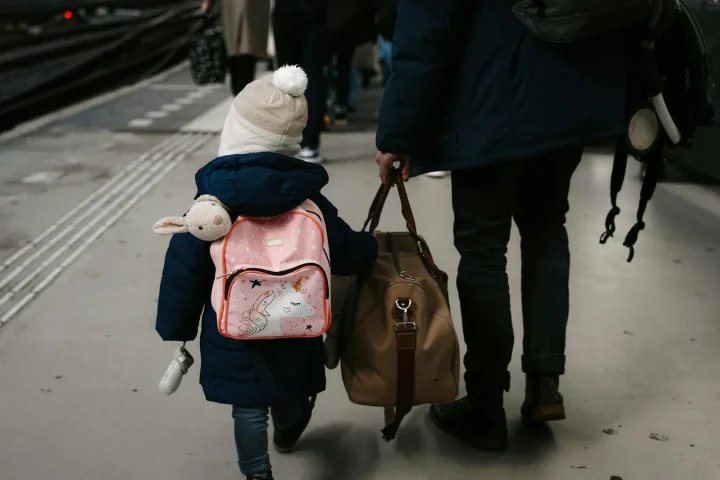 Voyager avec bébé : adapter le séjour au sommeil, aux repas et au rythme