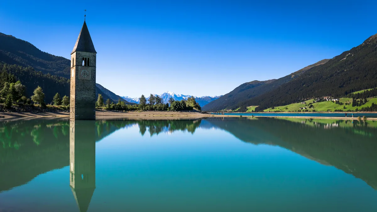 Montagnes du Tyrol avec sentier familial et paysage alpin