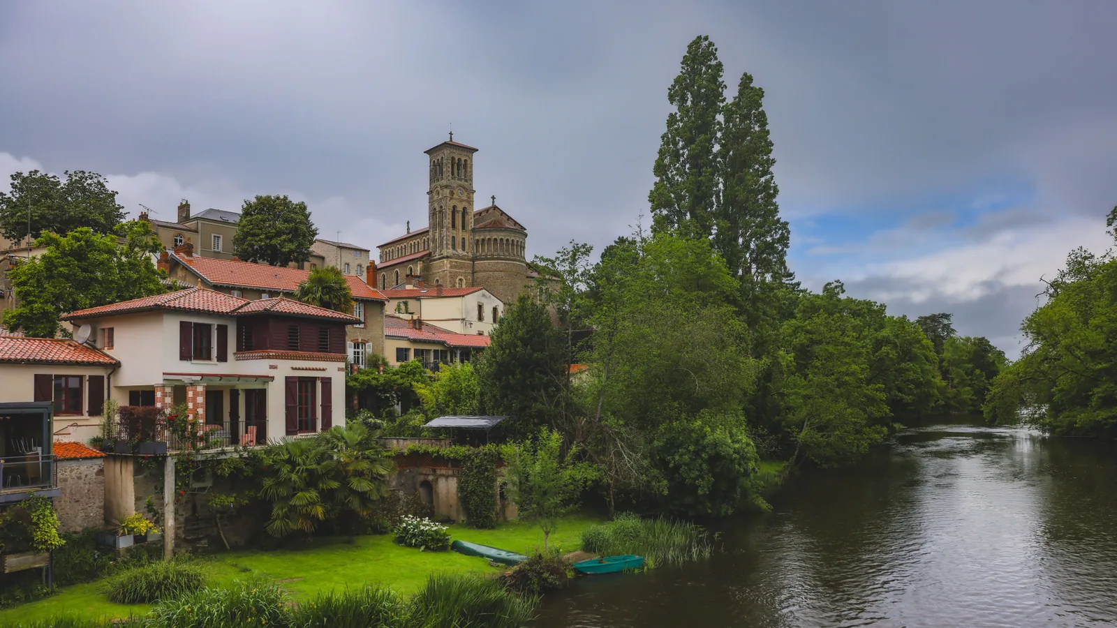 Clermont-Ferrand avec des enfants : ville, volcans et sorties faciles