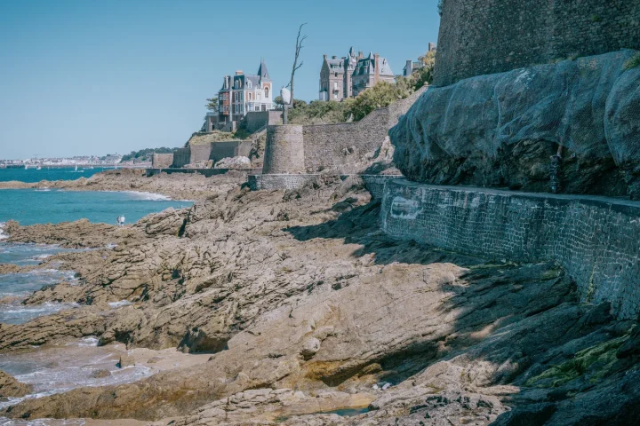 Manche en famille : où aller entre plages, îles et grands sites ?