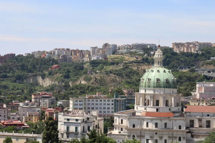 Naples en famille : visiter la ville sans subir le bruit ni les distances