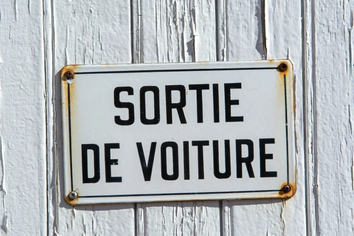 Autorisation de sortie du territoire : quand est-elle nécessaire pour un enfant ?